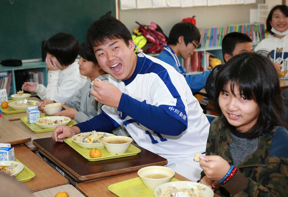 渡慶次小学校を訪れ生徒たちと一緒に給食を食べる小笠原