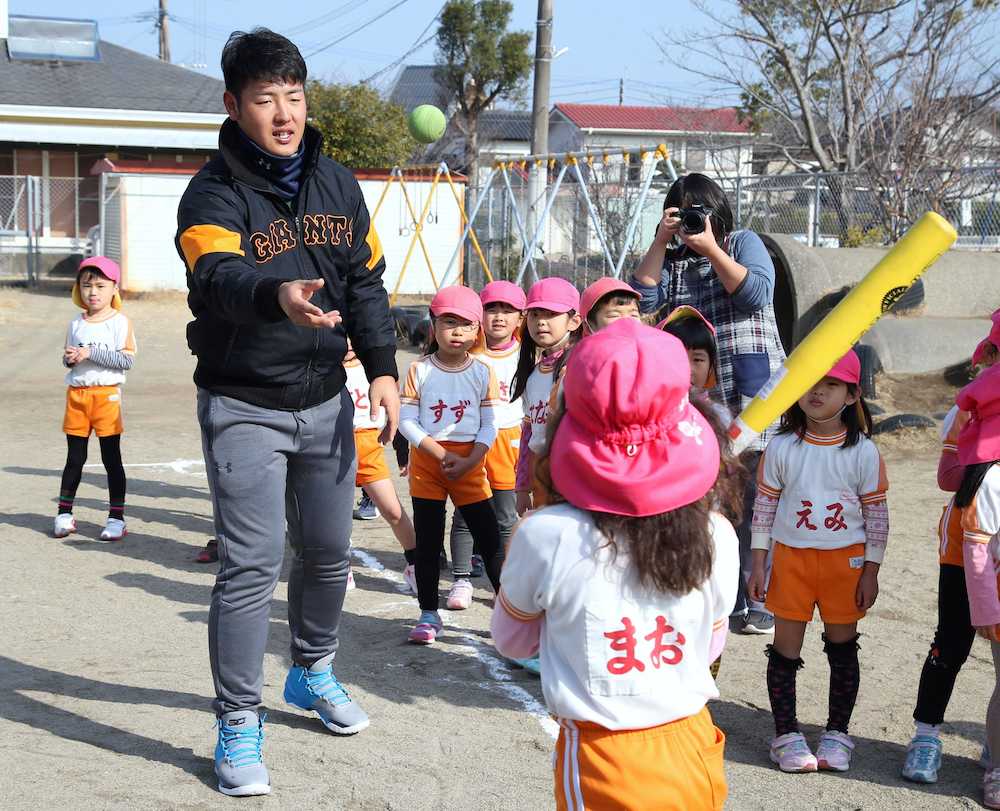 巨人　岡本、幼稚園児とキャッチボール　９日から紅白戦「球を強く叩く」