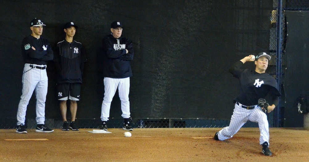 ジラルディ監督（左端）らが見守る中、ブルペンで投球練習するヤンキース・田中