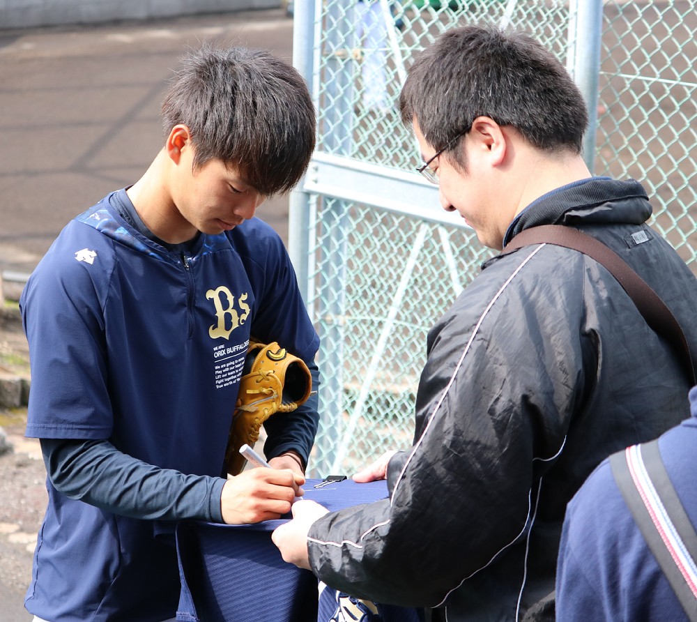 １８日の広島との練習試合で対外試合デビューする山岡（左）はファンにサイン