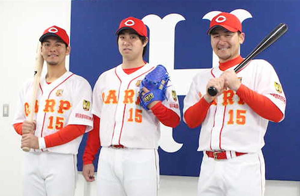 黒田ユニをお披露目する（左から）小窪、野村、会沢