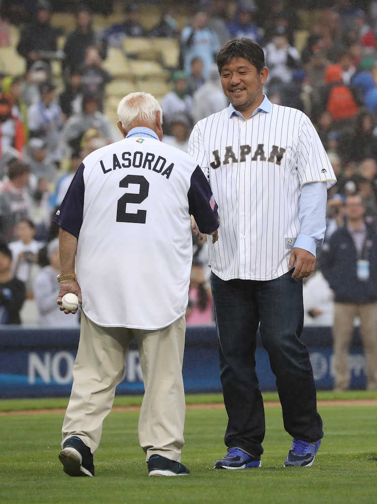 ＜日本・米国＞始球式でラソーダ氏（左）からボールを手渡される野茂氏