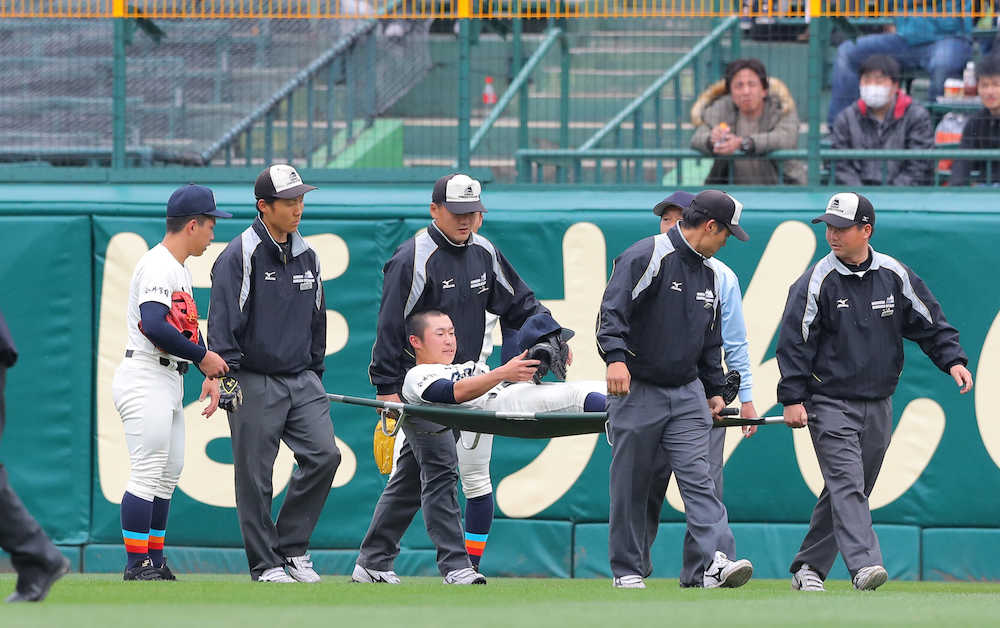 第３試合でアクシデント　福井工大福井の右翼手が打球処理で負傷　打者走者は戻される