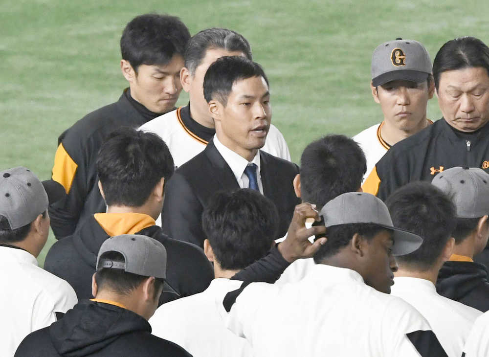 練習開始前、巨人の１軍選手らに謝罪する高木京介投手（中央）