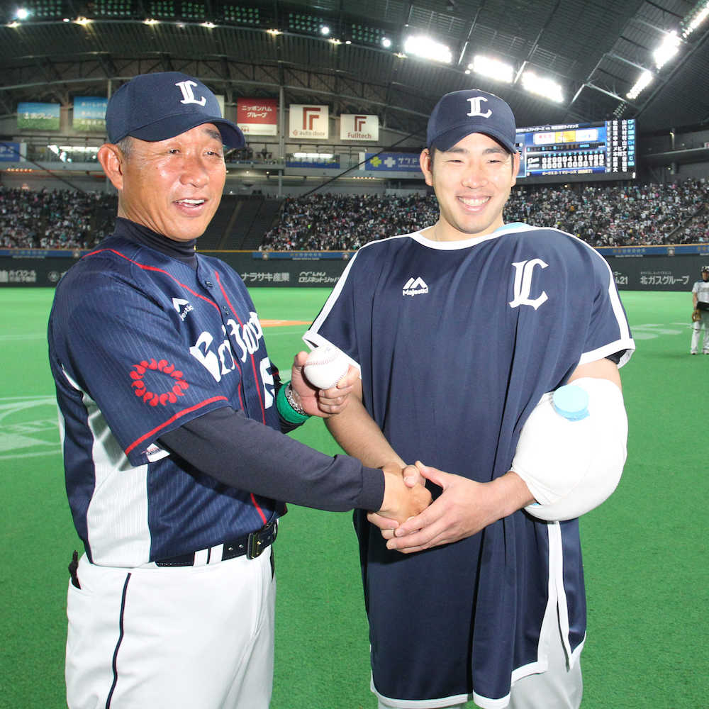 ＜日・西＞試合後、辻監督（左）にウイニングボールを渡し、握手する菊池