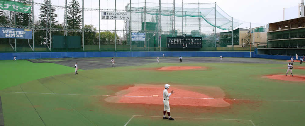 ＜春季東京都高等学校野球大会　早実・岩倉＞岩倉高校は中堅手を内野に置き、内野５人、外野２人の「清宮シフト」をとる
