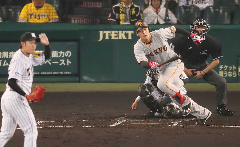 ＜神・巨＞初回２死満塁、岡本は左前２点打を放つ。投手・岩貞
