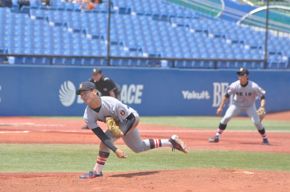 １年生らしくない力強い投球を見せた関根（Ｃ）慶應スポーツ新聞会