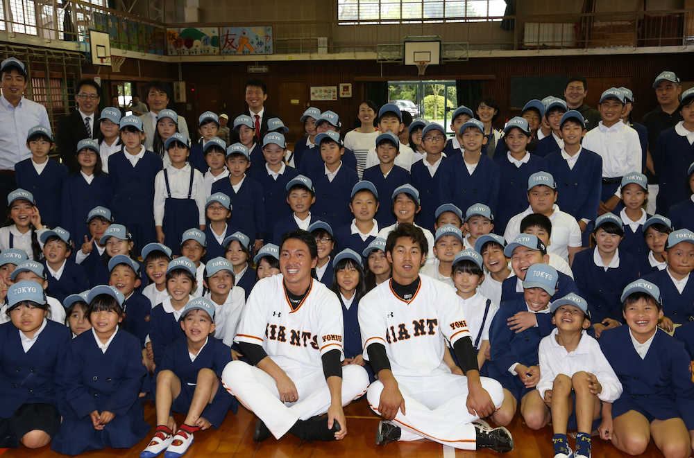 益城町の飯野小学校を訪問した地元・熊本出身の立岡（右）と選手会長の長野