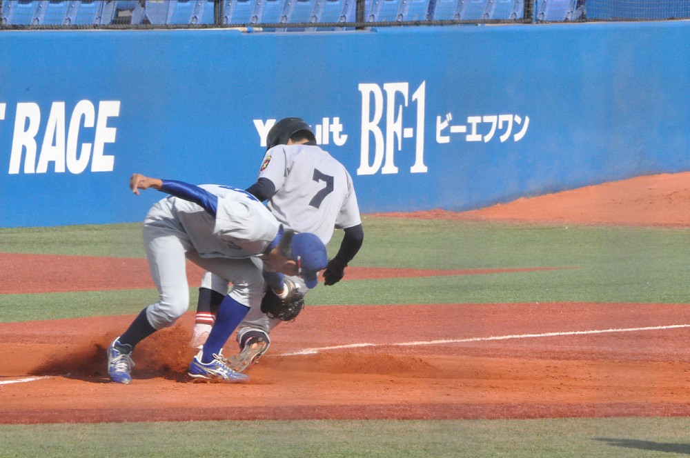 初回、３塁打を放ち先制点あげた亀川新人主将（Ｃ）慶應スポーツ新聞会