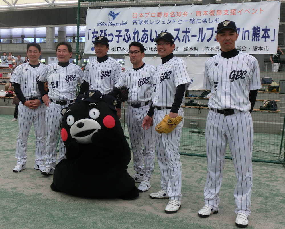 熊本復興支援イベントの野球教室を行った（左から）前田智徳、東尾修、秋山幸二、野村謙二郎、古田敦也、和田一浩の名球会メンバー
