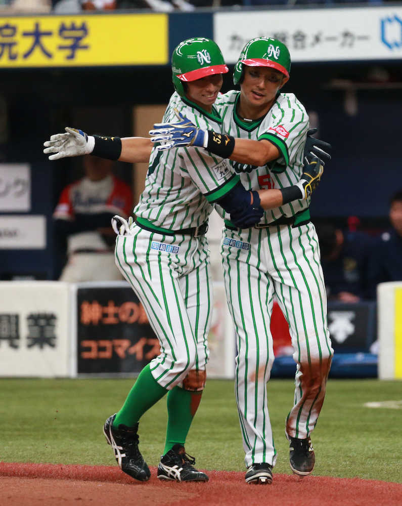 ＜オ・ソ＞７回表１死二塁、右越えに２点本塁打を放った福田（左）に抱きついて祝福する二塁走者の川崎