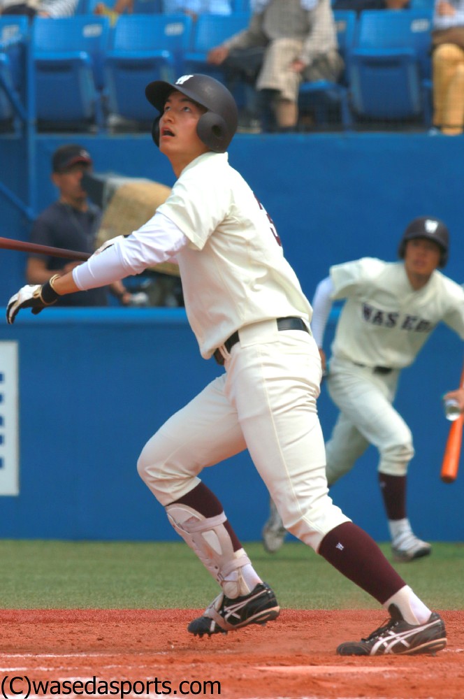 ３回に今季２号となる本塁打を放つ加藤（Ｃ）早稲田スポーツ新聞会