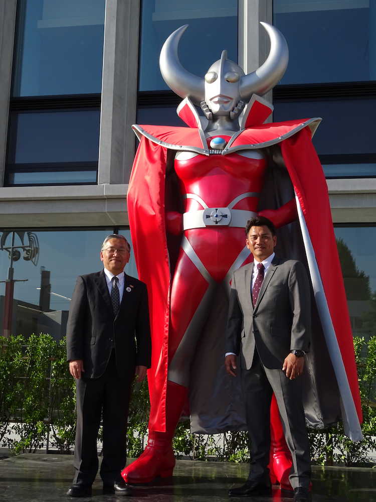 須賀川新庁舎の前に立つ「ウルトラの父」モニュメントの前に立つロッテ・井口（右）と橋本須賀川市長