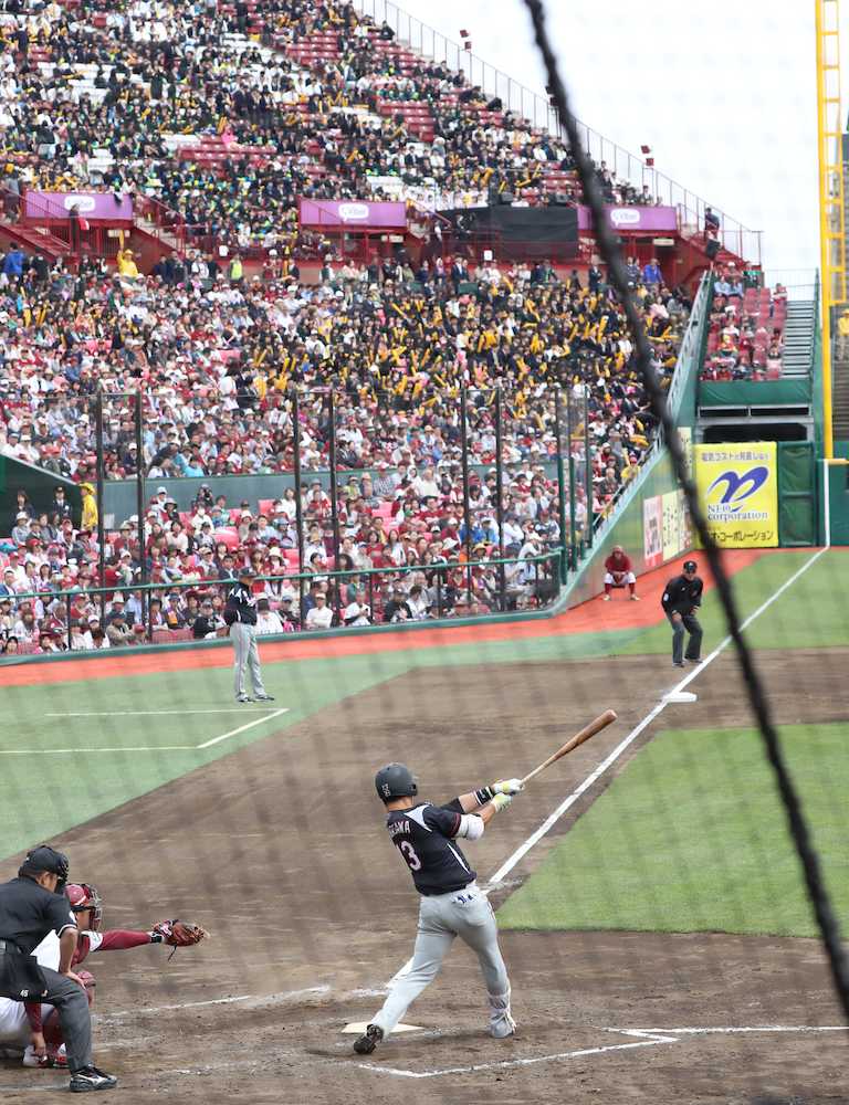 ＜楽・ロ＞３回１死、平沢が仙台育英の生徒たちの前で右翼線二塁打を放つ