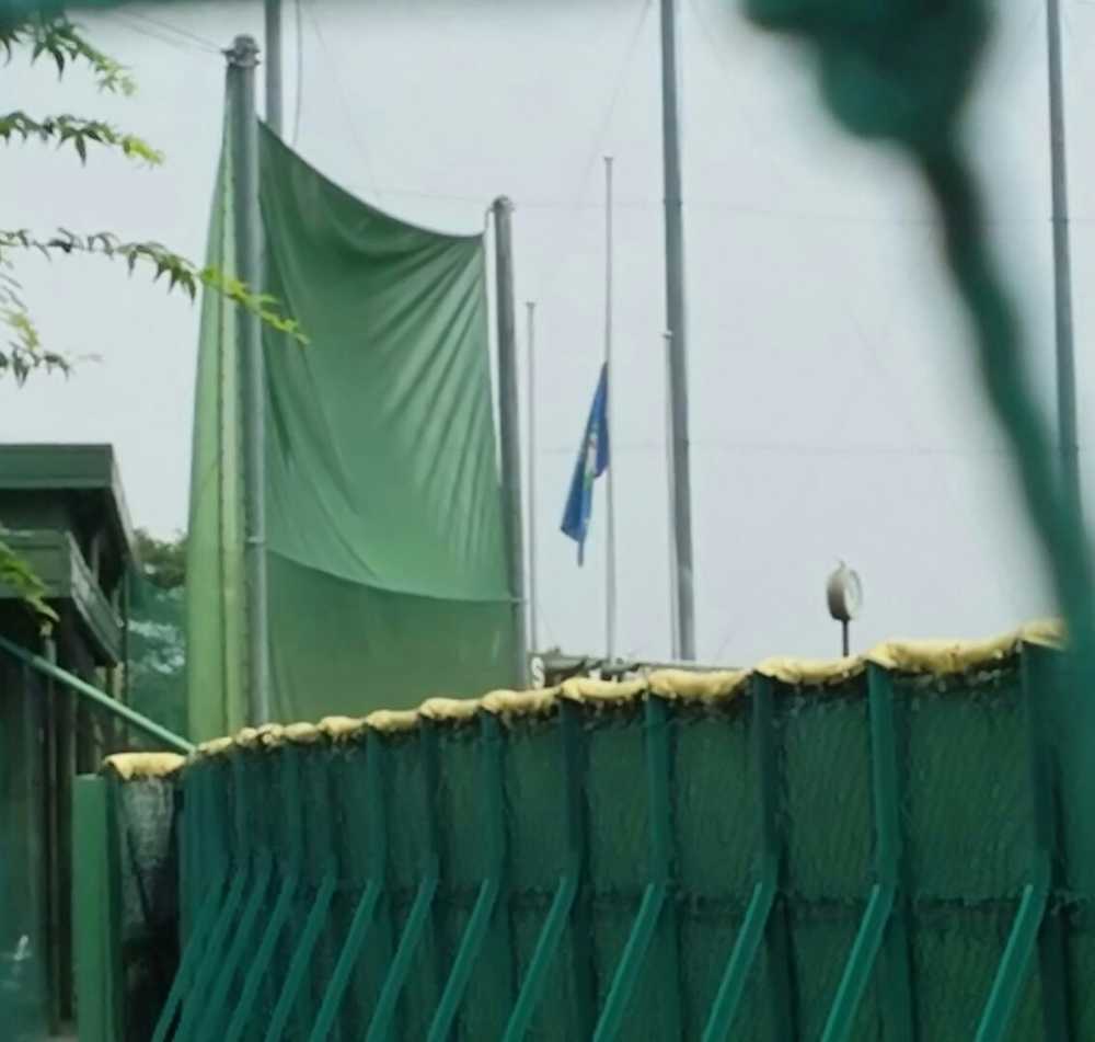森コーチの急死から一夜明け、西武第２球場に掲げられた半旗