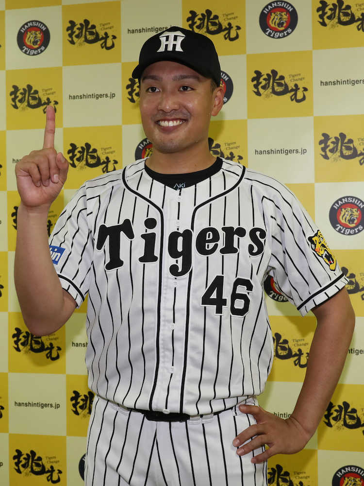 阪神・秋山はオールスター監督推薦で初選出され笑顔でポーズを決める
