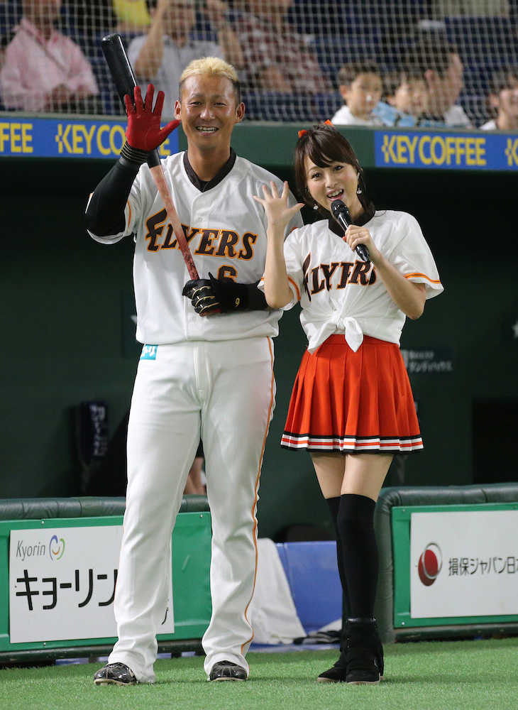 ＜日・西＞試合前、中田（左）とカメラに向かって手を振る渡辺美奈代