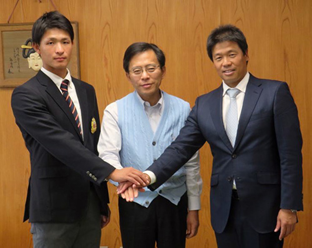 奈良県庁を表敬訪問した今秋ドラフト上位候補の奈良学園大・宮本（左）