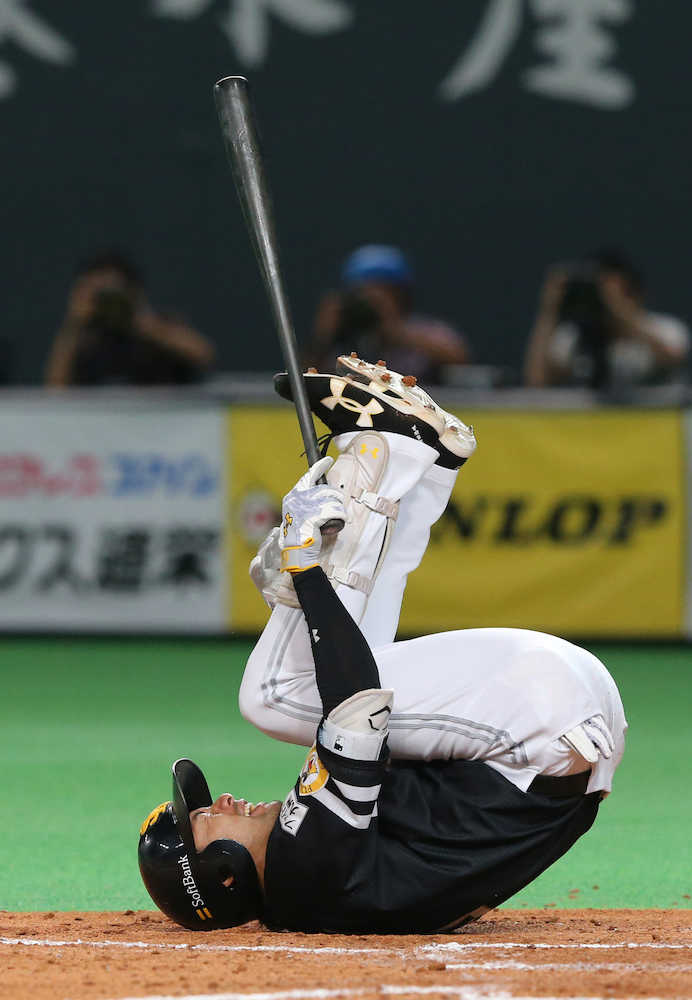 ソフトＢ　本塁打・打点リーグトップの柳田が自打球で負傷交代