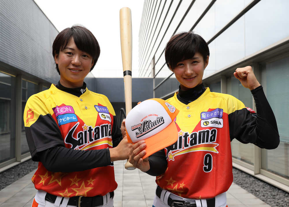 女子プロ野球をＰＲする埼玉アストライアの川端（左）と加藤