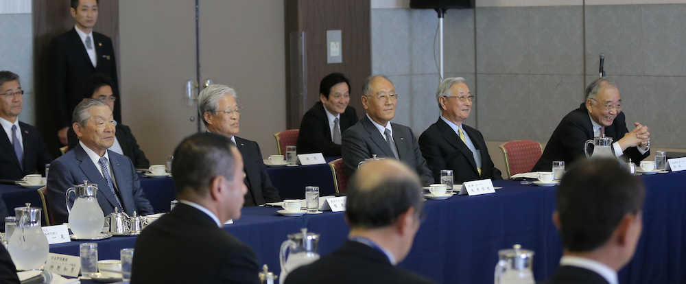 オーナー会議に出席する（左から）広島・松田オーナー、巨人・老川オーナー、阪神・坂井オーナー、ヤクルト・根岸オーナー、中日・白井オーナー