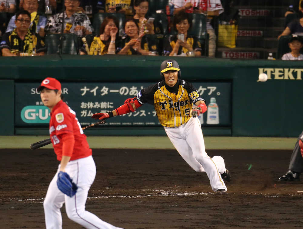 阪神・西岡が復帰後初Ｈ　左アキレス腱断裂から約１年ぶり出場