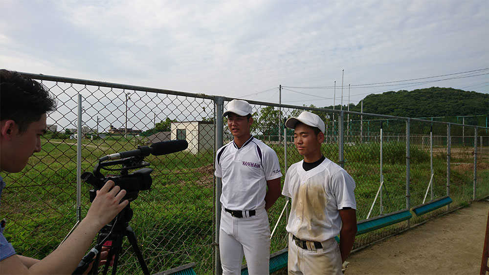 地元テレビ局の取材を受ける玉野光南のエース・斎藤寛太（左）と主将・谷許龍生
