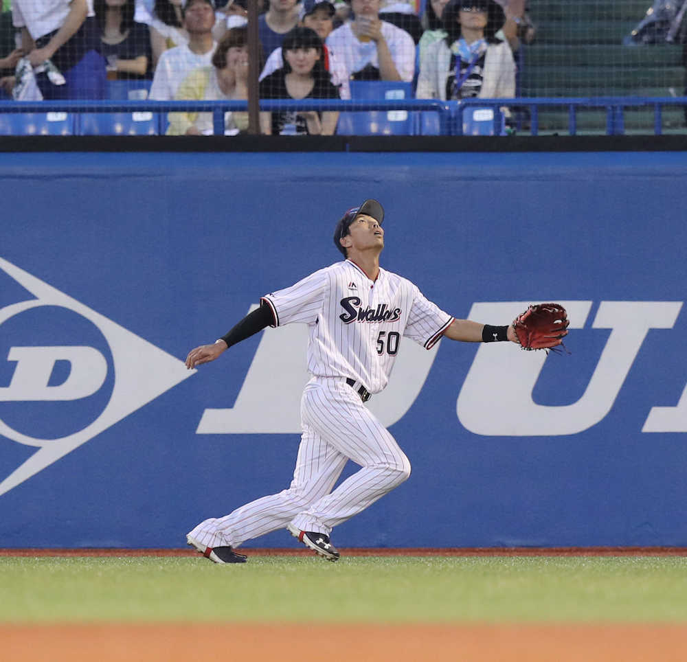 ＜ヤ・神＞４回無死、上田は高山の打球を見失い二塁打にしてしまう