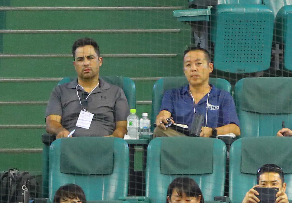 ＜西・日＞ネット裏で試合を見つめるレイズのロドリゲス国際担当スカウティングディレクター（左）と内堀スカウト