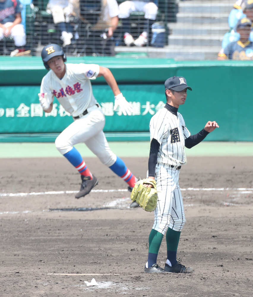 ７回１死、花咲徳栄・野村（左）に適時二塁打を浴びた開星・中村