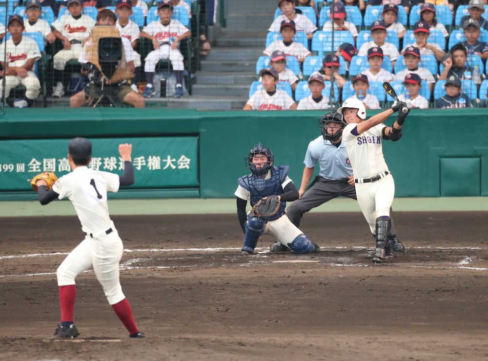 ＜大阪桐蔭・米子松蔭＞７回１死、米子松蔭・津島は右翼線に三塁打を放ち、相手のエラーもあってホームイン