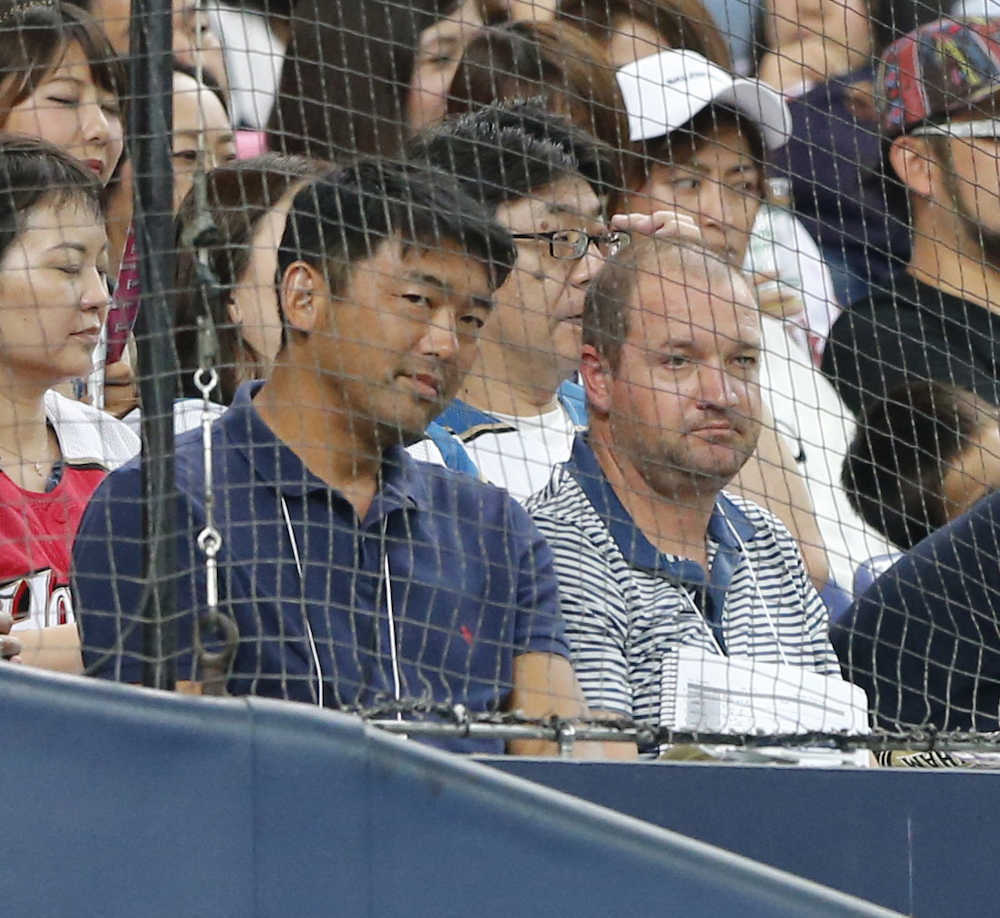 プロ野球の視察に訪れた斎藤隆氏（左）
