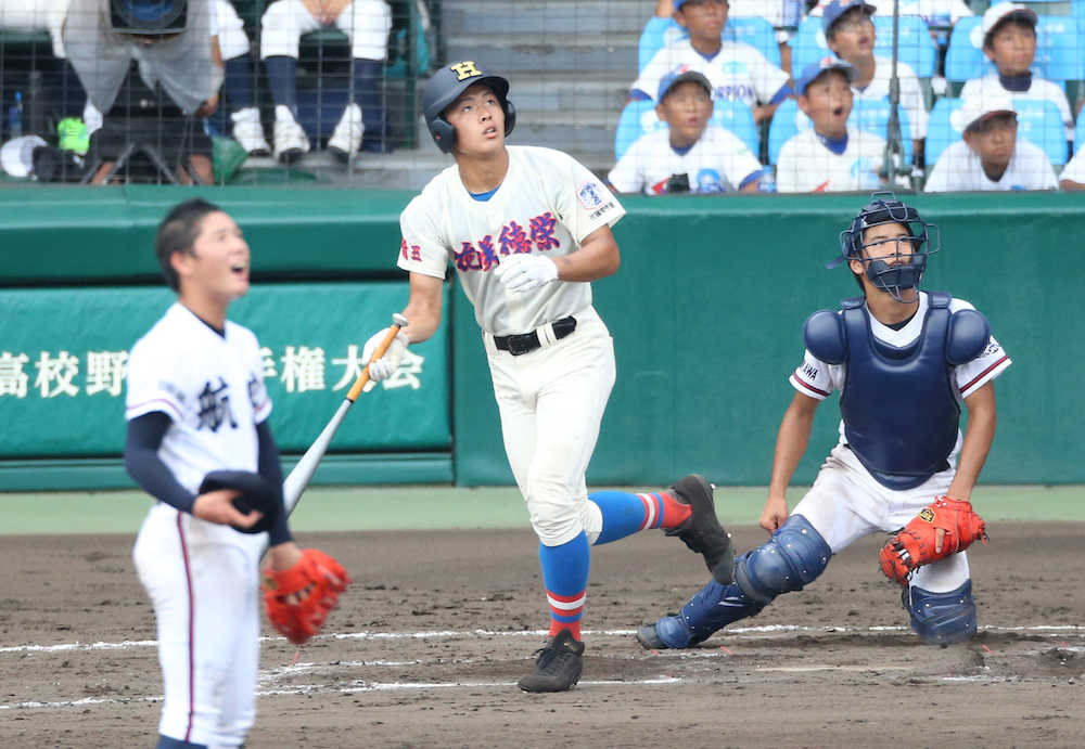 ７回表２死、花咲徳栄・野村は左越えにソロ本塁打を放つ