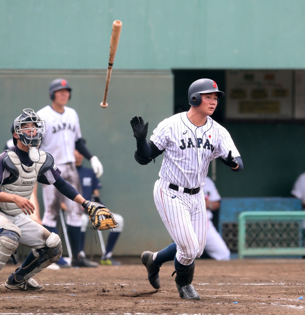 ＜Ｕ―１８日本代表練習試合＞５回無死一塁、清宮は右越えに１０８号本塁打を放つ
