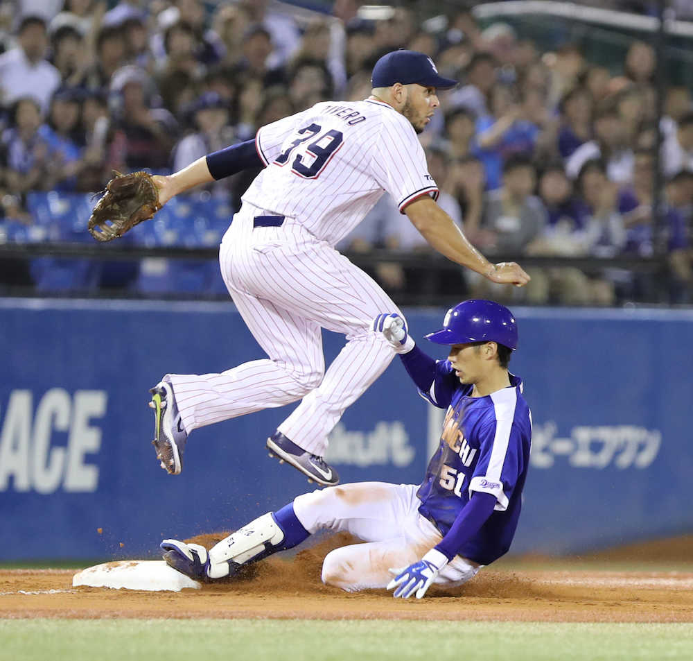 ＜ヤ・中＞５回１死、京田が右翼線に三塁打を放ち滑り込む