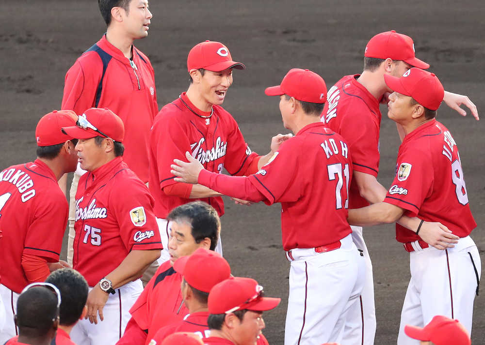 【画像・写真】緒方監督「選手としての第一歩」思い出の甲子園で胴上げ　赤松＆誠也も駆けつけた！