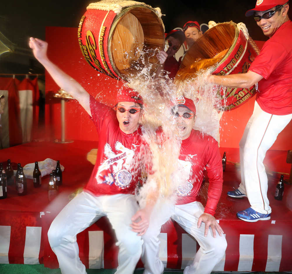 新井さん　祝勝会でも大人気　後輩らのビールに「よ〜し、よしよしよしよし！」