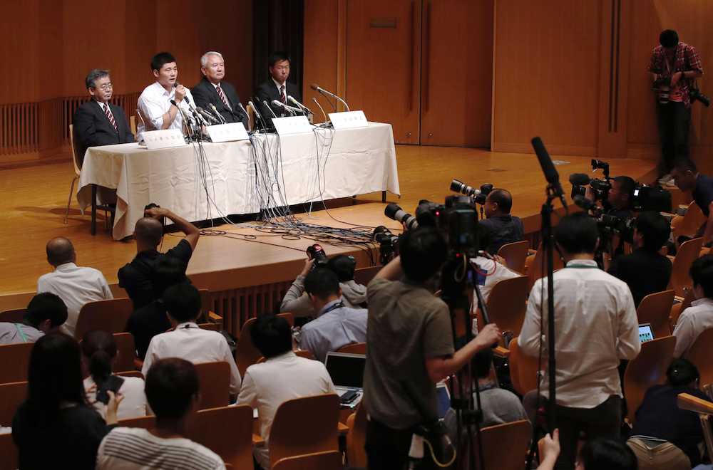 早実の清宮（奥左から２人目）がプロ志望を表明した記者会見