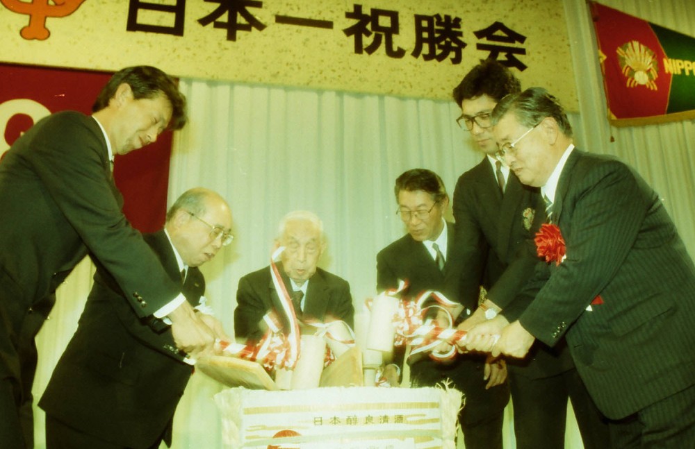 ８９年１１月、日本一祝勝会で駒田（右から２人目）、篠塚（左端）らと鏡抜きをする務台読売新聞社名誉会長（左から３人目）と藤田監督（同４人目）