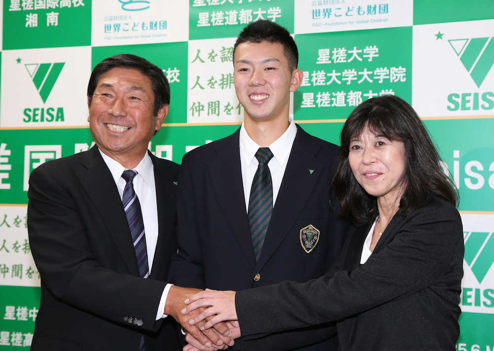 星槎国際湘南・土屋監督（左）、母・もえみさん（右）と笑顔を見せるオリックス４位の本田