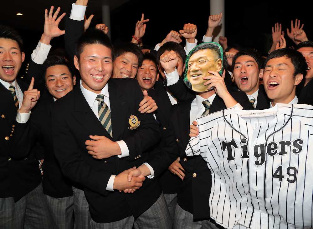阪神の１位指名を受けた仙台大・馬場は金本監督のお面をかぶったチームメイトと喜びの握手