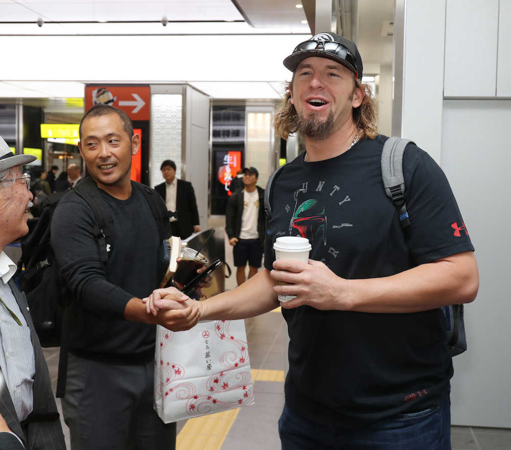 帰国のため広島駅を訪れたエルドレッド（右）は広瀬純氏と偶然出会い握手