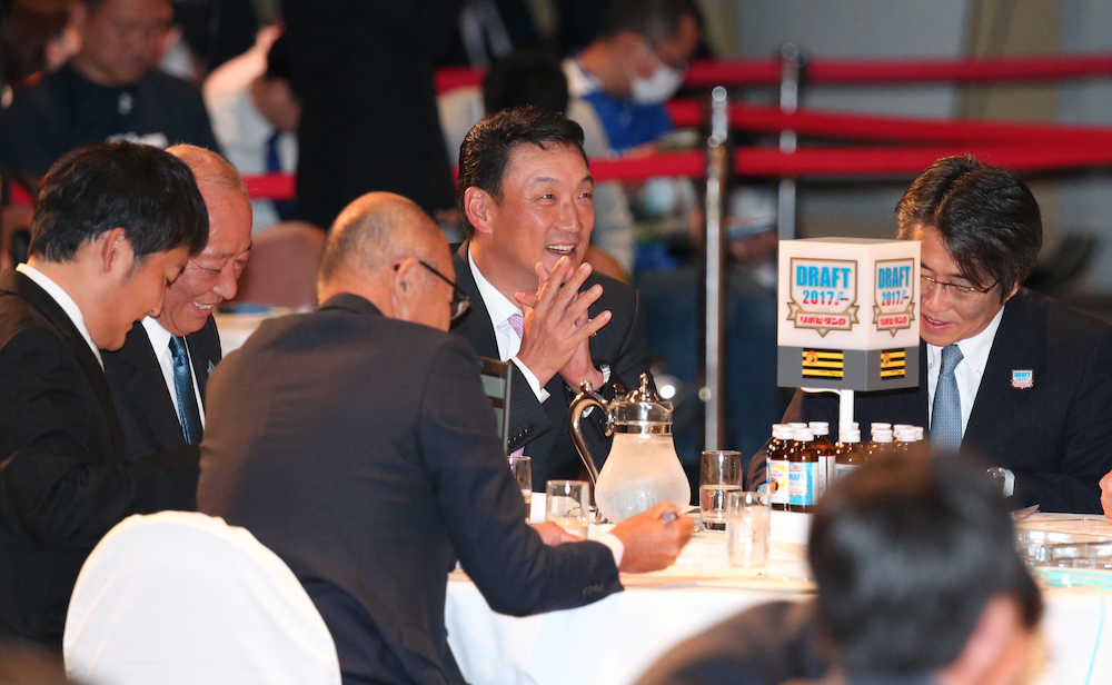 仙台大・馬場の交渉権を引き当てた阪神・金本監督（中央）は笑顔
