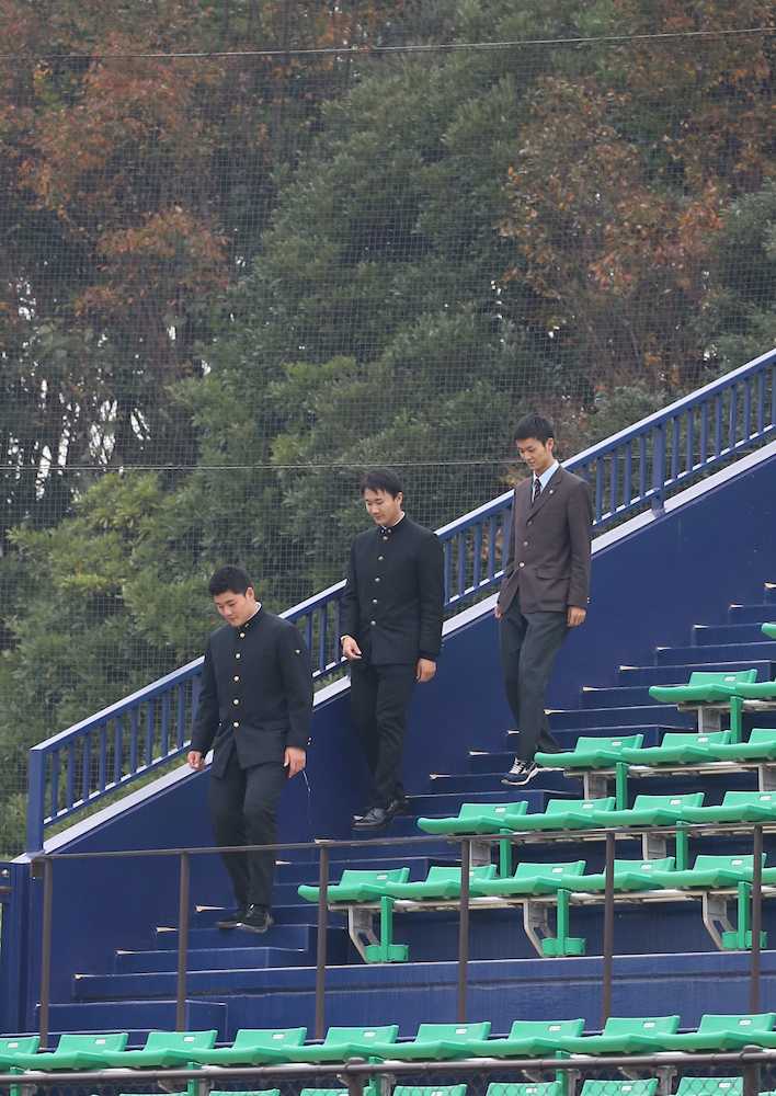 午前中に大谷がトレーニングしたスタジアムの階段を（左から）清宮、宮台、田中も歩く