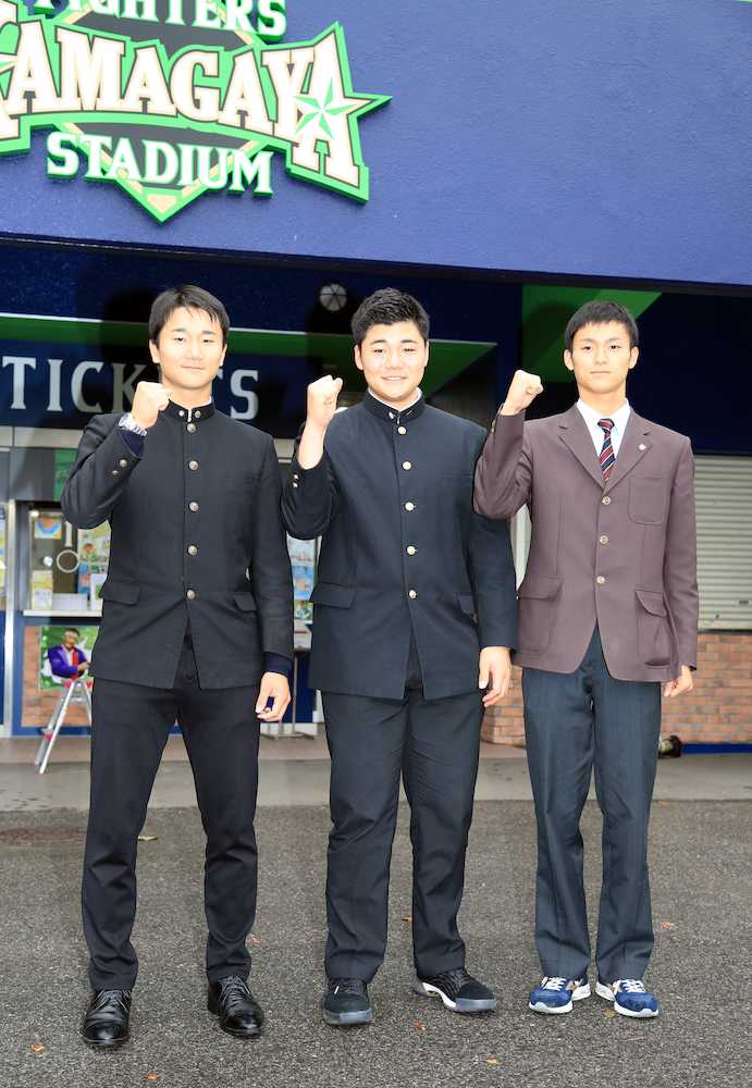 鎌ケ谷スタジアムの前でポーズを取る（左から）宮台、清宮、田中