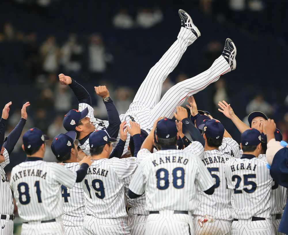 【画像・写真】侍Ｊ稲葉監督　胴上げに笑顔「僕が一番プレッシャーがかかっていたかも」