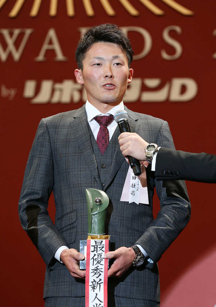 最優秀新人賞を受賞し感謝の言葉を述べる西武・源田