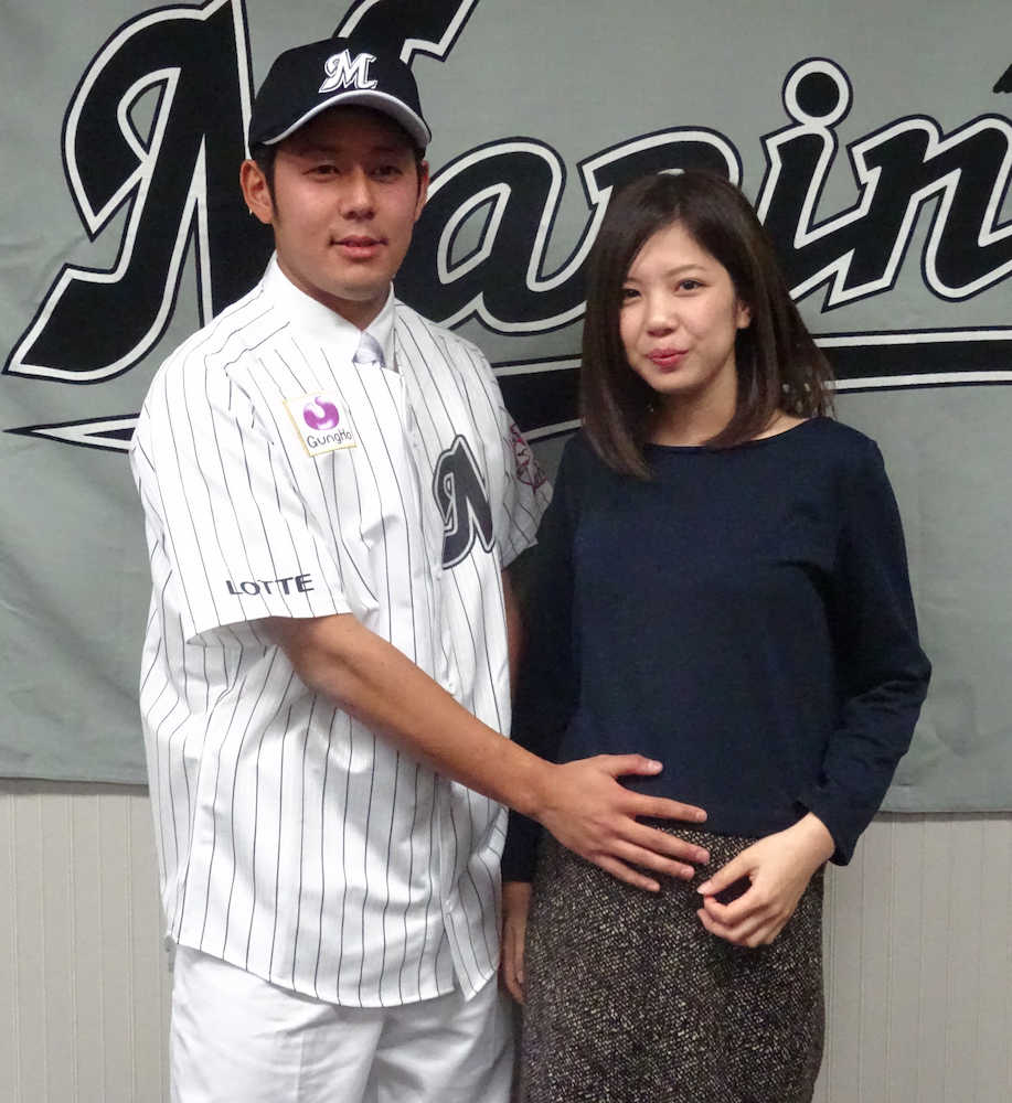 ロッテからドラフト６位指名された永野は契約を終え、来年出産予定の紗央里夫人のお腹に手をあてる