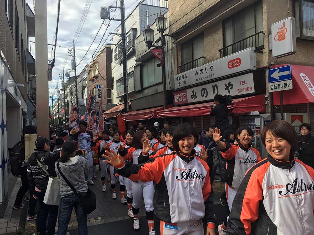 北浦和で優勝パレードを行う埼玉アストライアの選手、監督、コーチたち